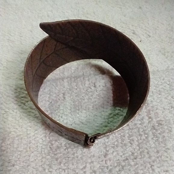 Copper color hinged leaf 🌿🍀 bracelet has flaw on one leaf see pics - Picture 3 of 6